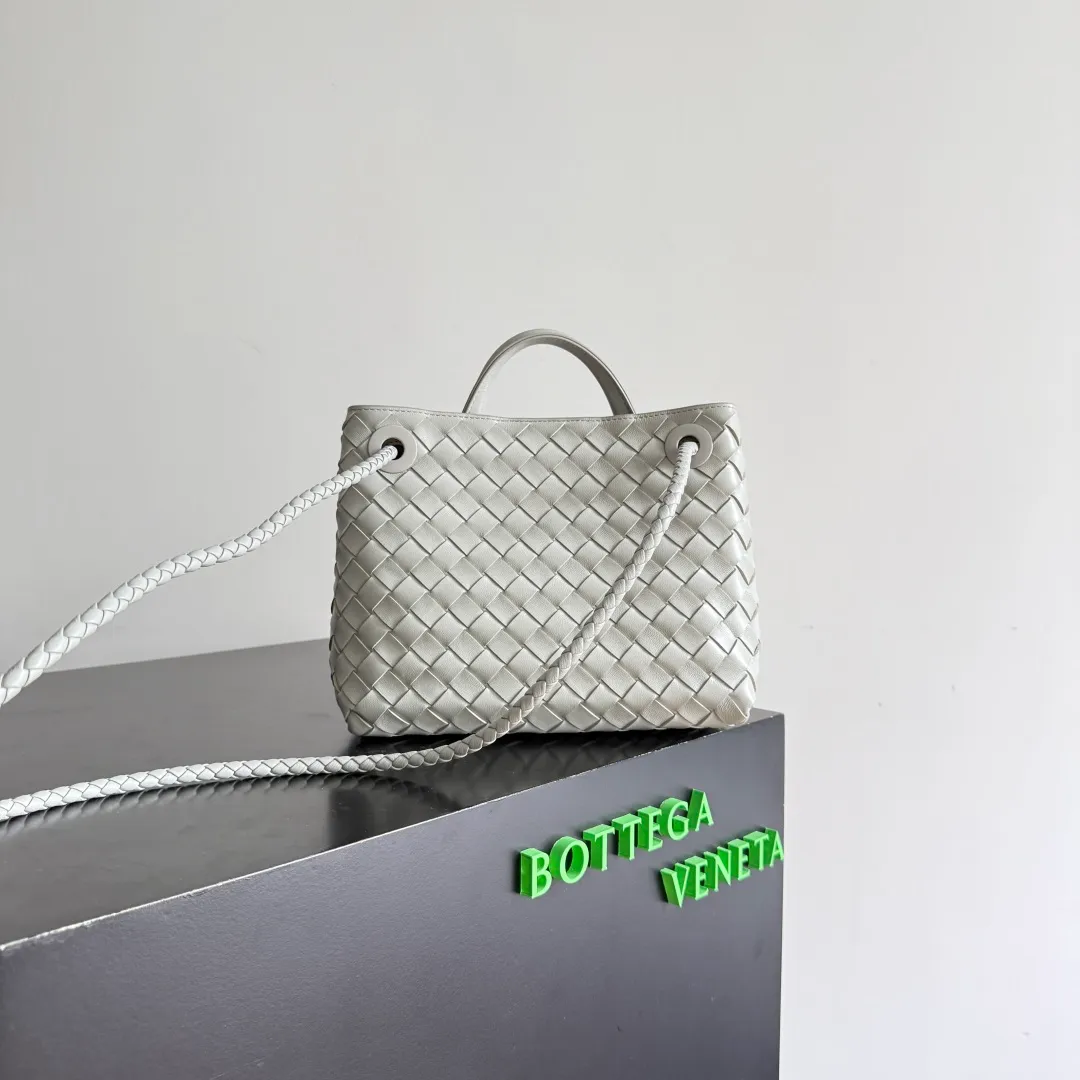 The new Andiamo batch of 3060 BV is shipped‼ ️The classic intercciato weaving process is used to create a soft bag, the metal knot is made of micro-cast aluminum using jewelry technology🪢, and the decorative beads are made of metal and hand-polished oak, allowing you to jump repeatedly between elegance and fun💃, making it unpredictable. Classic and versatile, it shows off your temperament, and the bag has a large capacity, making it very convenient for daily commuting! It has a variety of carrying methods, the shoulder straps can be adjusted by yourself, the original lambskin feels soft and delicate, and the unisex style breaks gender boundaries and brings a more practical and long-lasting use experience. The Andiamo, which has both elegant and casual styles, perfectly interprets the "fashionable old money style". Style number: 743568+wood hardware Color: agate gray Size: 25*22*10.5cm
